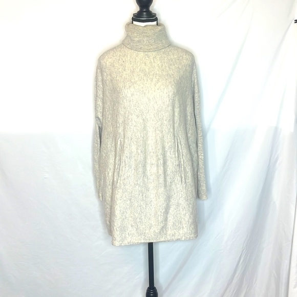 Garnet Hill Cashmere  Wool Oversized Kangaroo Pocket Turtleneck Sweater - Picture 3 of 10